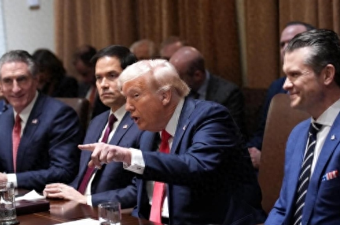 不提100%关税了？美官员发现：中方电话打不通了，特朗普态度缓和，说要帮助中国，不简单