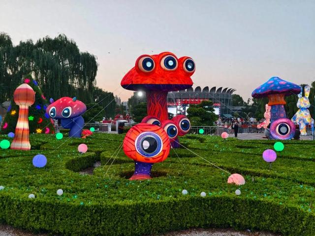 刷爆朋友圈的童话秘境!点击开启蘑幻夜花园观“光”图鉴