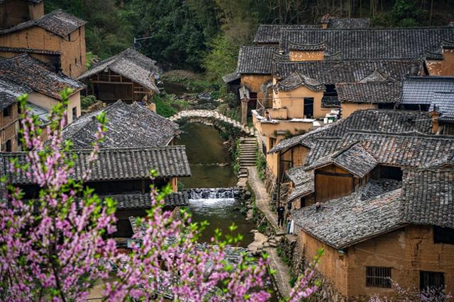 暑假去哪里旅游不热又好玩（假期旅行的天花板国内6座被严重低估的宝藏山水小城）