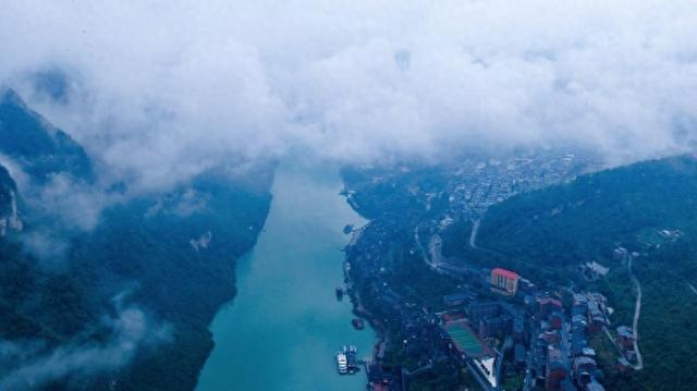 一江连两地 航线启新程