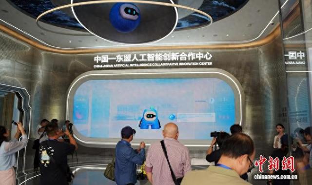 外媒探访中国—东盟人工智能创新合作中心