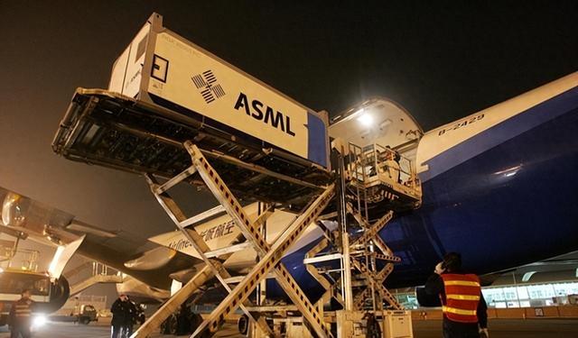摊牌了？中企陆续收到光刻机，外媒：ASML公司不“乖”了