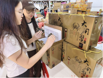 京东大闸蟹“爬上”深港消费者餐桌 四个口岸支持提货