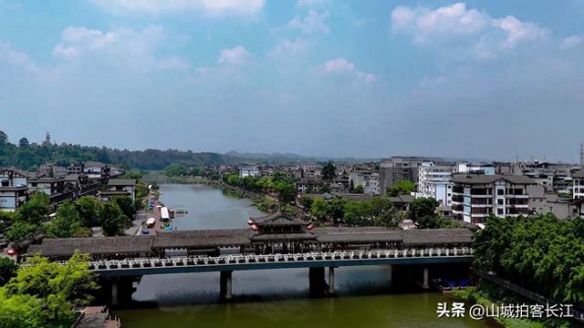 四川这个烟火气很足的古镇，是知名美食发源地，被称为巴蜀地标