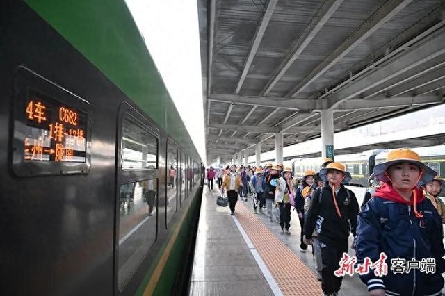 兰州铁路局开行“陇南春韵”赏花踏青旅游列车
