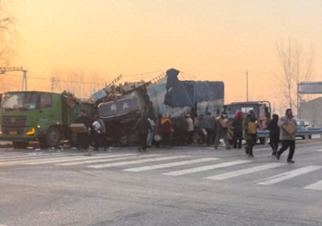 河南周口一车祸现场货物遭人哄抢，货主嘶喊“别抢了”，110指挥中心：具体情况不方便透露