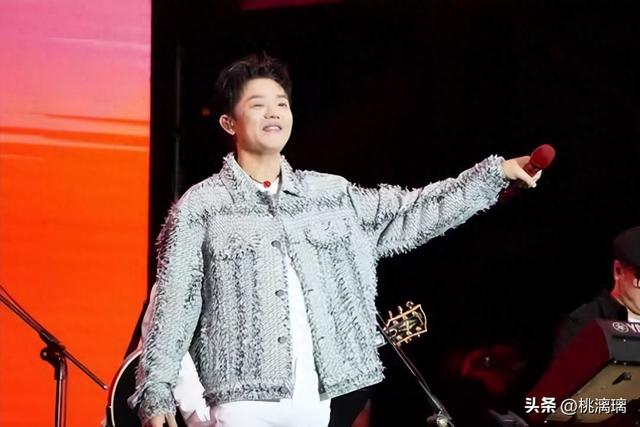 凤凰传奇的44岁玲花，怕是走上了玖月奇迹王小玮的“老路”