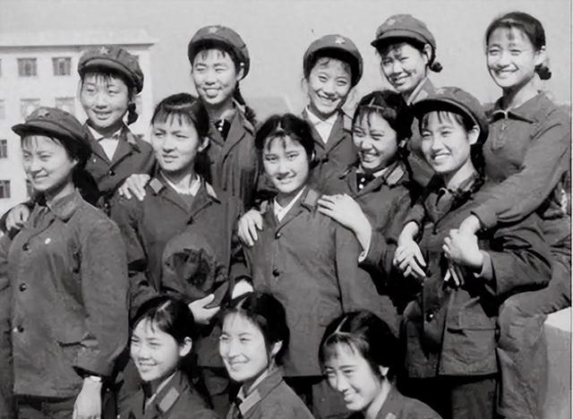她是主席的妻子，15岁入党，如今依然健在，但很少出现在公众视野