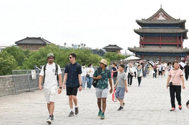 外国游客畅游西安 感受古城文化魅力