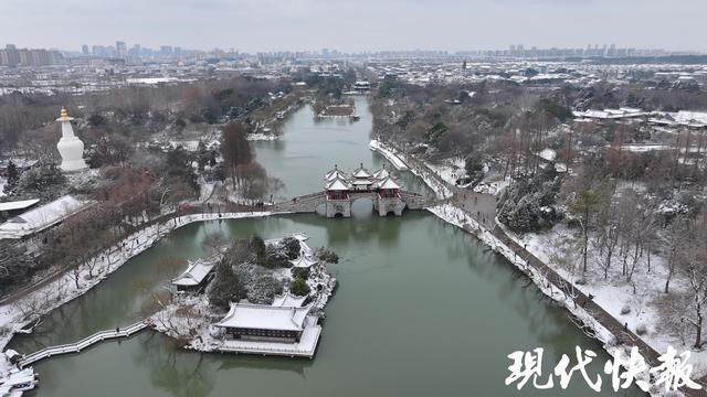 初雪如约而至，游客瘦西湖里踏雪寻梅