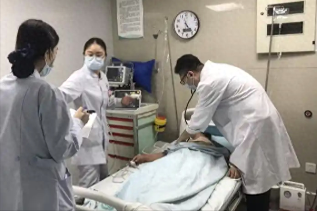 69岁大妈心梗离世，医生叹息：把5样当零食，心脏再好也扛不住