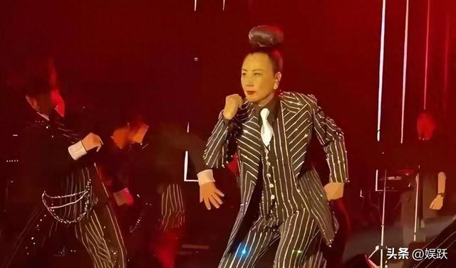 78岁路都走不稳还开演唱会捞金，全网恶评如潮	，她却扬言回馈粉丝