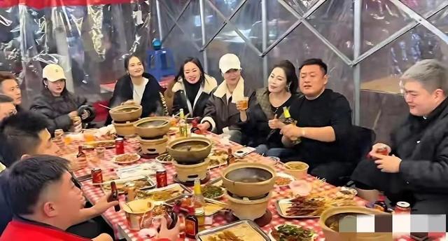 赵本山儿子请客吃砂锅，赵一楠染一头黄发	，宋晓峰喝到脸泛红