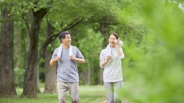 寿命长短，走路便知？寿命长的人，走路一般有这4个特征