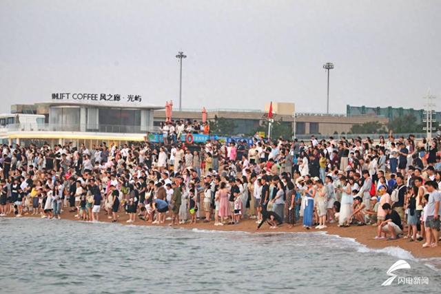 日照：人潮占领海岸线！市民游客齐聚灯塔景区