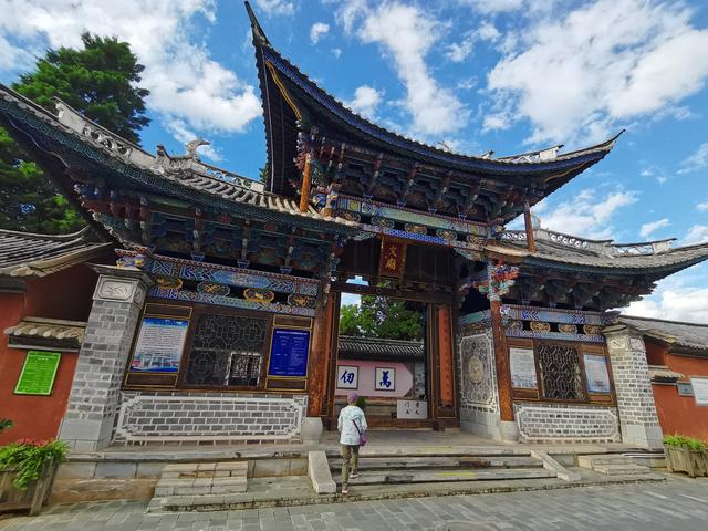 巍山文庙简吟：万仞官墙照壁静 棂星大成门殿迎