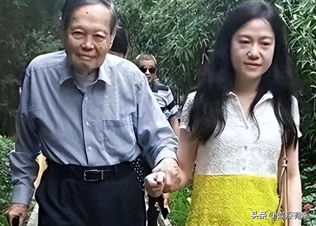 恩爱21年抵不过现实！103岁杨振宁已白发衰老，49岁翁帆绚烂如花