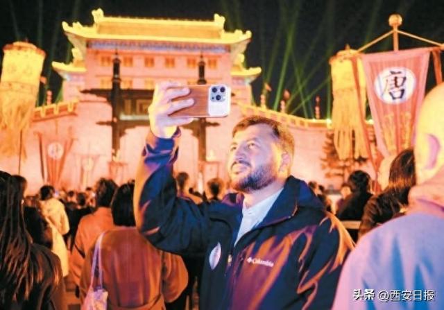 《梦长安—大唐迎宾盛礼》入城式举行“全球南方”媒体嘉宾沉浸式感受古都魅力