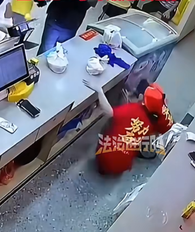 广东东莞外卖骑手戴恐怖面具取餐，两名女店员当场吓倒在地！画面曝光