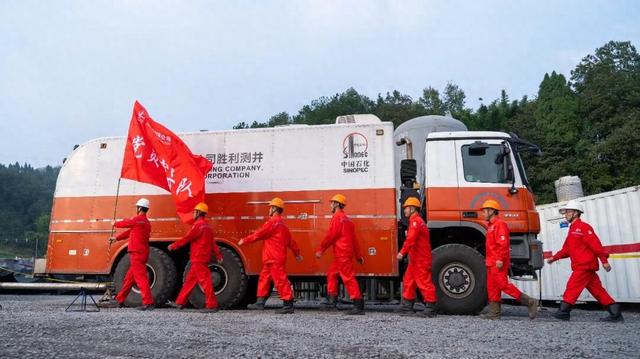 经纬公司自研测井仪器在西北工区首测成功