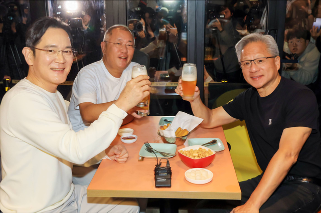 炸鸡配啤酒，聊的是AI和半导体！黄仁勋的“夜宵局”