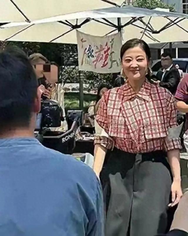 50岁梅婷南京被偶遇，腰粗脸大肉眼泡	，没有网上说的那么漂亮