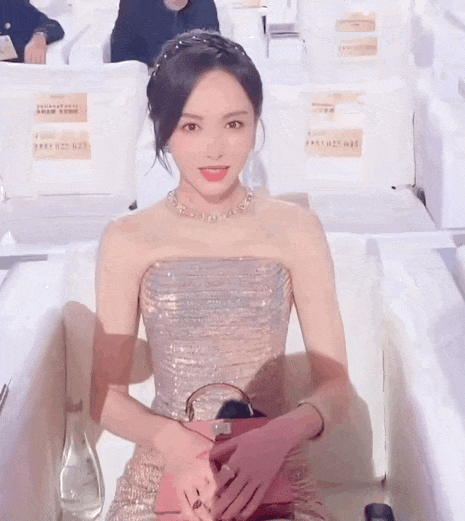 女星也难逃女装“陷阱”！尺寸谜团、反人类设计：到底在刁难谁？