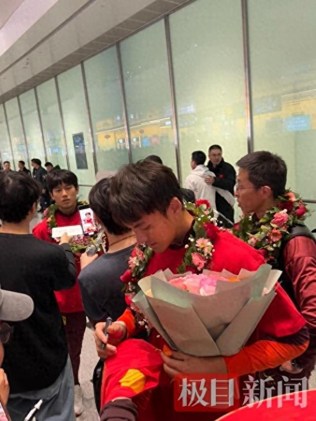 U23国足队员抵达大兴机场欢呼声此起彼伏，“中国队加油”响彻机场大厅，门将李昊：非常感谢所有球迷