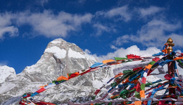 实拍西藏亚东卓木拉日雪山 银峰藏寨绘就春日盛景