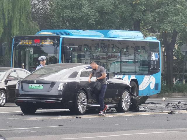 交警回应“陈震劳斯莱斯闪灵事故”：下午3时许发生，事故正在处理中