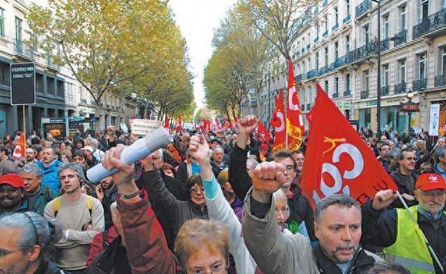 马克龙访华，一见中方接机代表就笑了，日本出牌果然不出中国所料