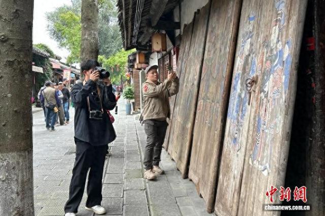 台湾自媒体人走进四川阆中古城体悟三国文化