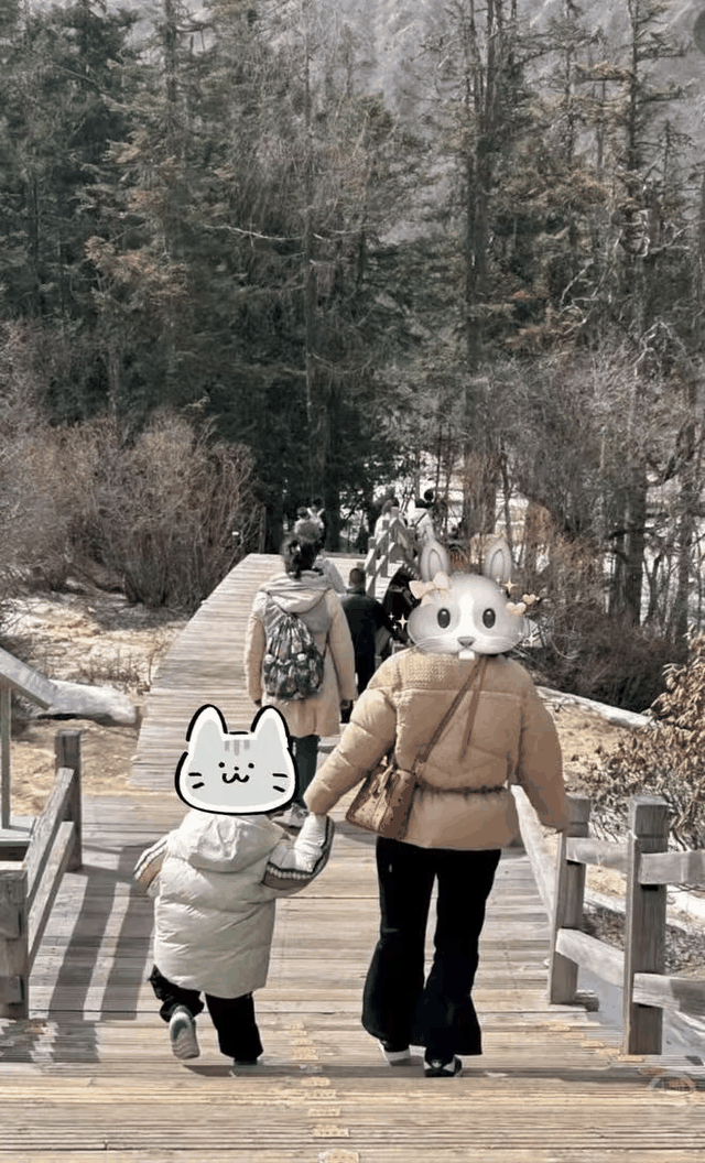 一泡尿“毁”了全家！男童尿进黄龙彩池，景区硬气通报：永久禁入