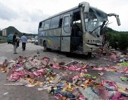 一夜大雾变鬼门关!连霍高速九死七伤,致命连环撞谁之过?