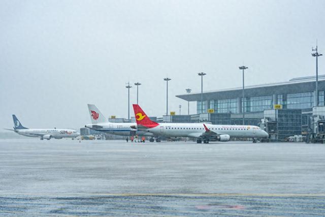 多图直击！青岛机场全力应对强降雨天气