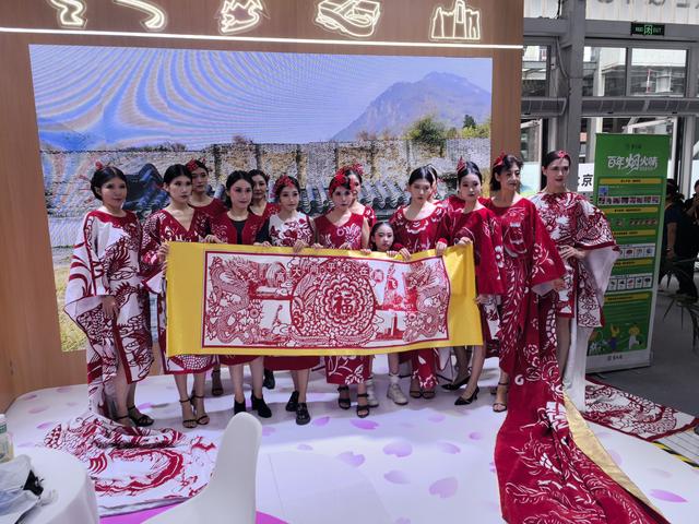 服贸会平谷展区每日发放800枚“桃醉平谷”文创冰箱贴