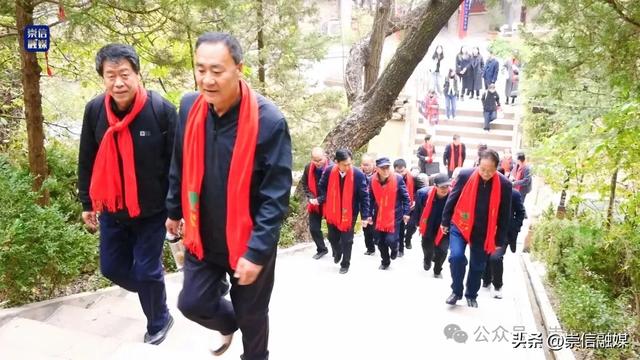 崇信县举办“相约重阳节·祈福龙泉寺”老年人登山活动