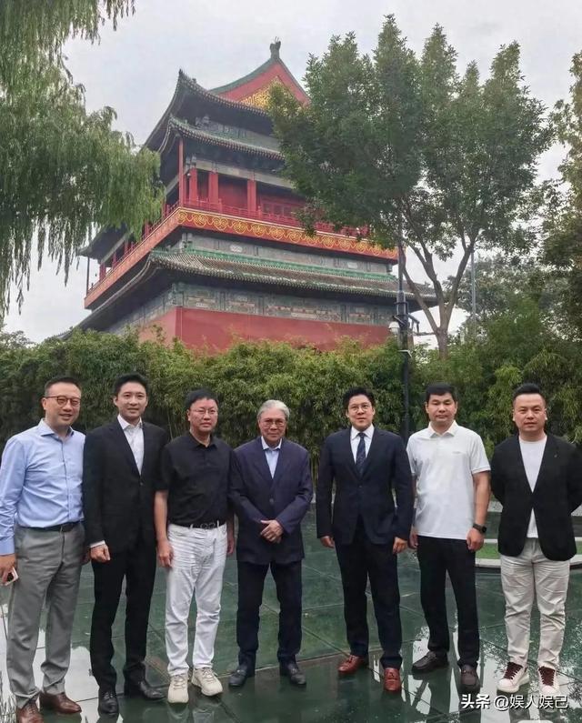 霍震霆携父子三人现身北京，霍启刚温润似雅士，霍启山帅气展风华