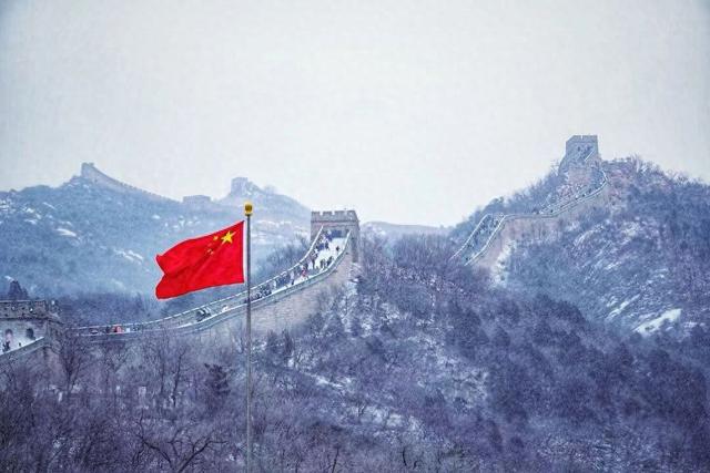 近4万名游客本周末八达岭长城赏雪景，元旦可来夜长城跨年