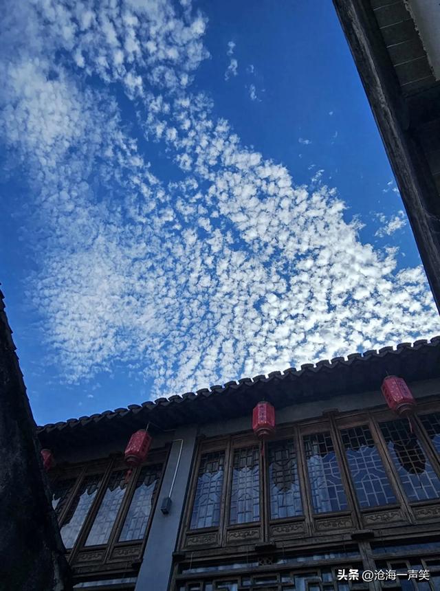江南第一水乡，周庄的天空，朵朵白云淡墨痕，片片风景美如画