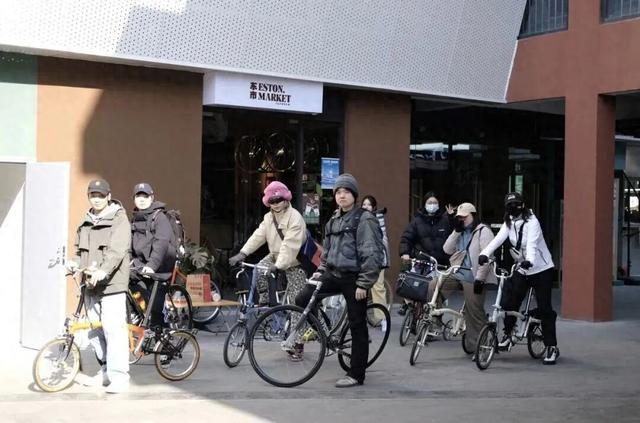 当年轻人开始“接管”菜场，会发生什么？美院研究生卖包子成“排队王”