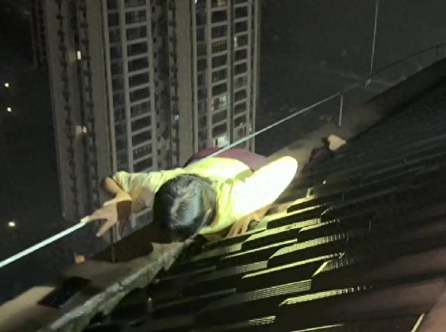 窗外女孩小游戏攻略（一步滑错女孩趴在26楼边缘）