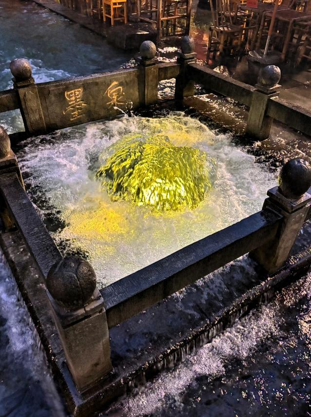 世界上最难修地铁的两个城市，一个地下全是水，一个地下全是宝。