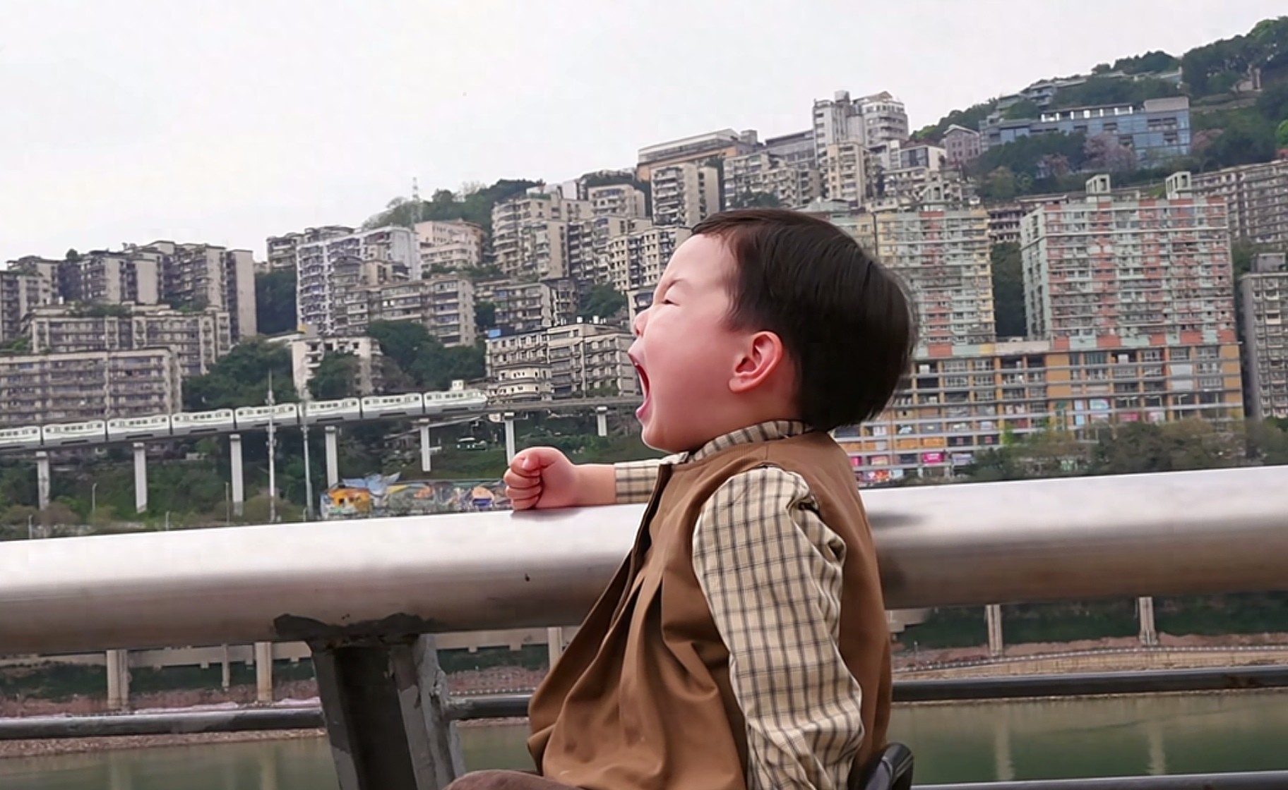 清明来重庆“吃”个轻轨再走吧