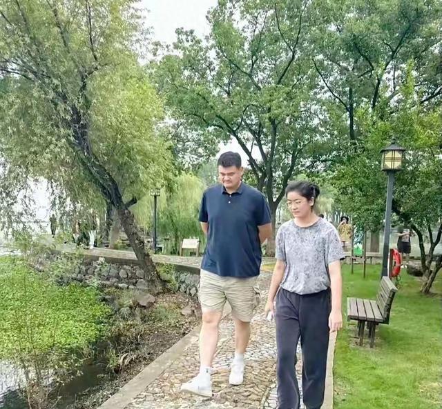 姚明和女儿现身苏州老家，感觉他们俩不怎么像，特别是走路的样子