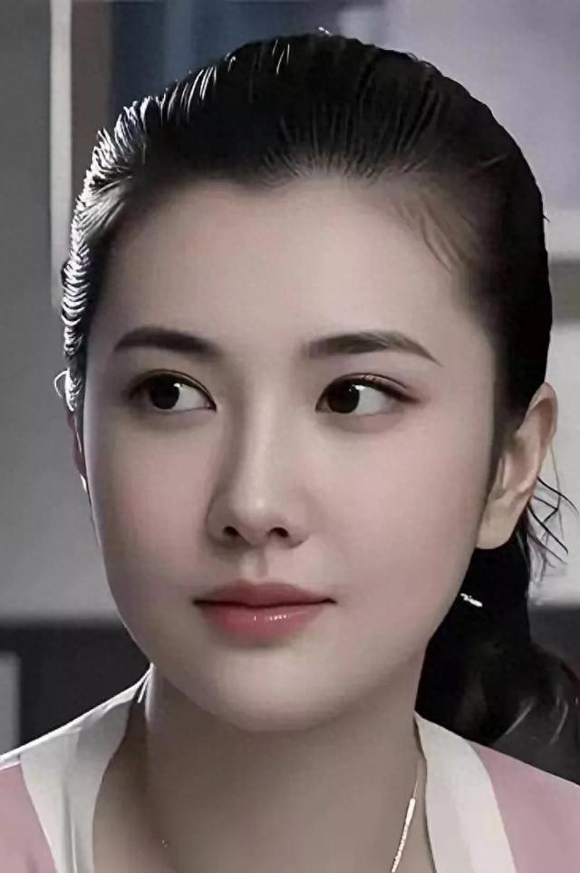五官生得极美，气质也佳，怎么看都不会有腻烦之感