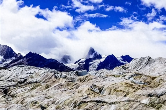 冰川秘境！探访来古冰川群：蓝冰洞、冰塔林，纯净如外星世界