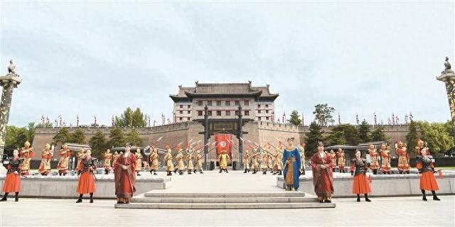 开城列阵 迎游客