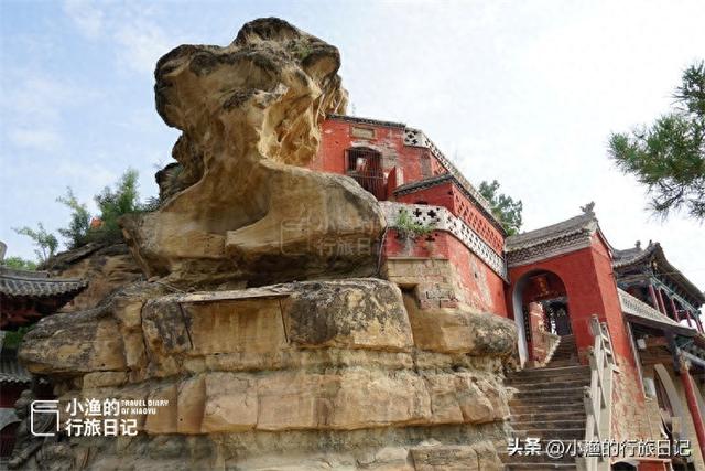 陕西黄河岸边千年石窟寺，建在红色石头上，三面凌空、内有乾坤