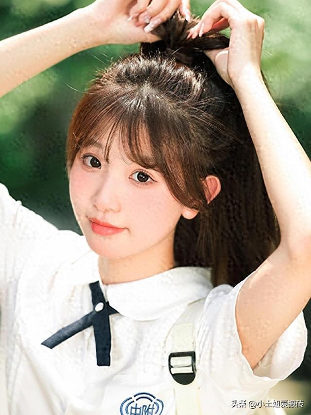 甘肃兰州一校花	，楚楚动人，倾国倾城，这气质堪称校园天花板